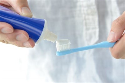 歯ブラシに歯磨き粉を付ける